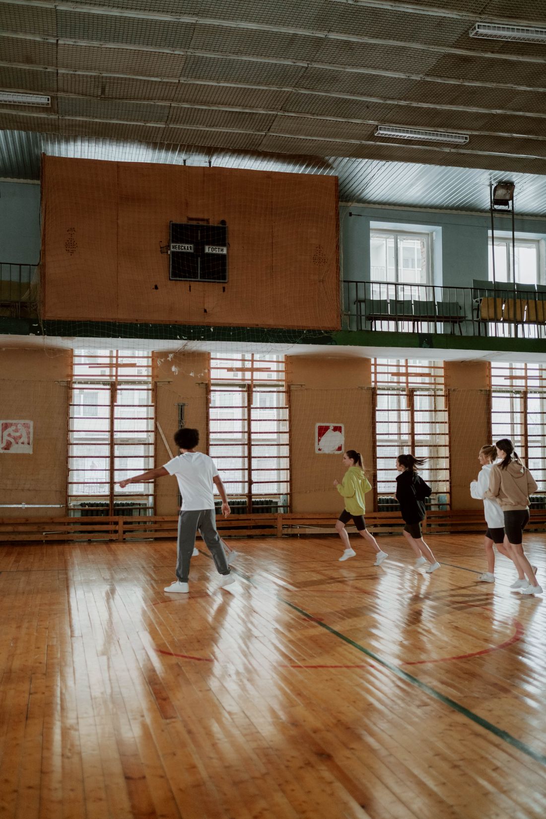 Spor salonunda koşan çocuklar.